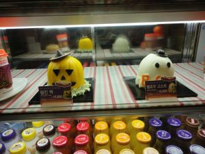 Cute cupcakes found in a Dunkin Donuts for Halloween